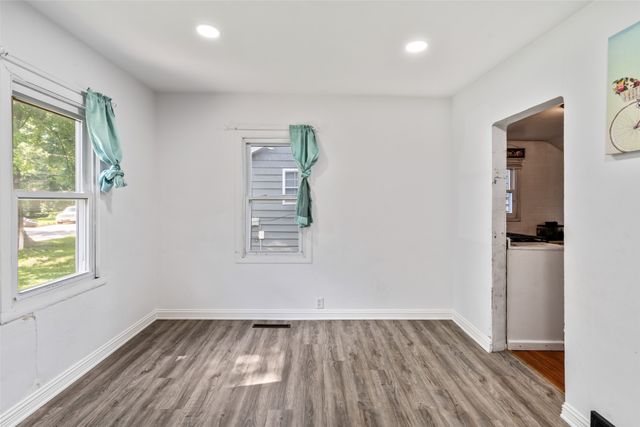 1275 E 36th Court, Des Moines, IA 50317