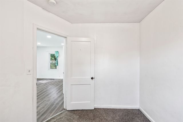 1275 E 36th Court, Des Moines, IA 50317