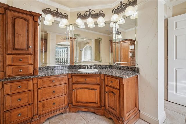 604 S Hampton Road, Oak Leaf, TX 75154