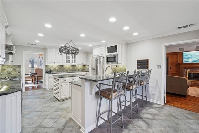 604 S Hampton Road, Oak Leaf, TX 75154