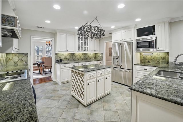 604 S Hampton Road, Oak Leaf, TX 75154