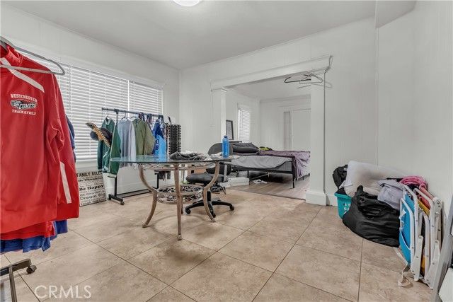 4915 2nd, Los Angeles, CA 90043