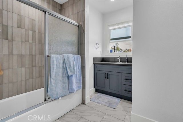 4915 2nd, Los Angeles, CA 90043