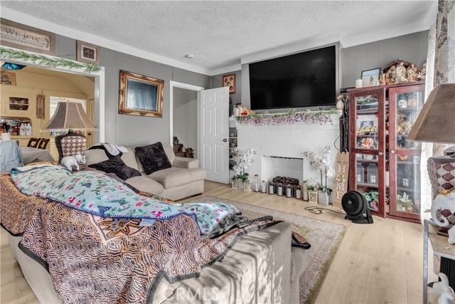 4915 2nd, Los Angeles, CA 90043