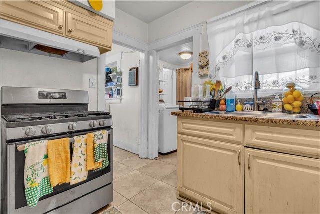 4915 2nd, Los Angeles, CA 90043