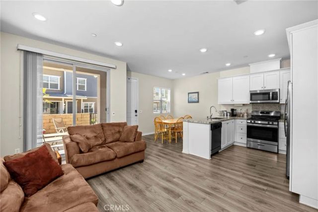 22886 Concord, Saugus, CA 91350