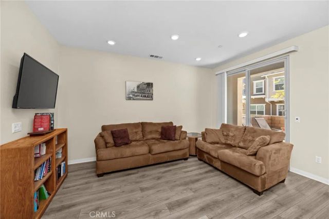 22886 Concord, Saugus, CA 91350