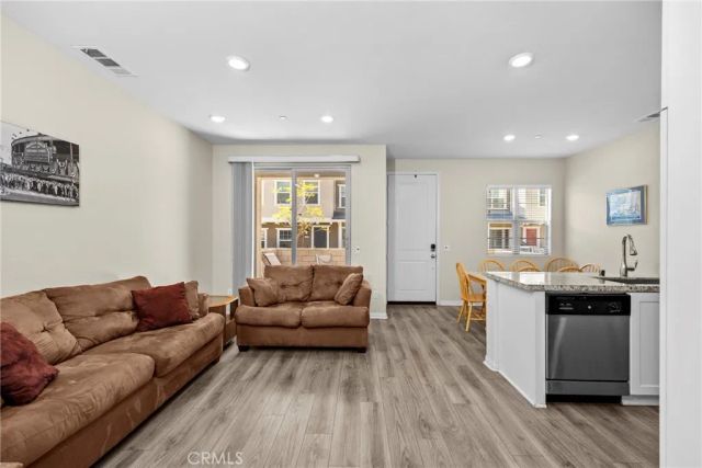 22886 Concord, Saugus, CA 91350