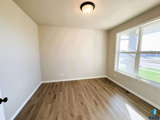 2916 S Copper Creek Ave Avenue, Sioux Falls, SD 57110