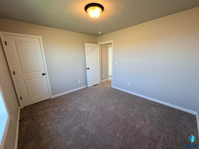 2916 S Copper Creek Ave Avenue, Sioux Falls, SD 57110