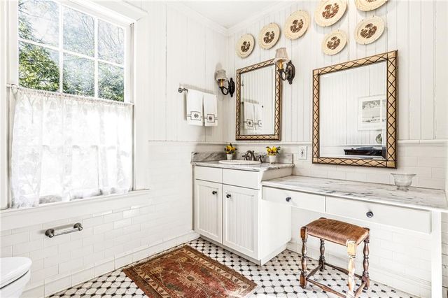 547 Spring Valley NW Road, Atlanta, GA 30318