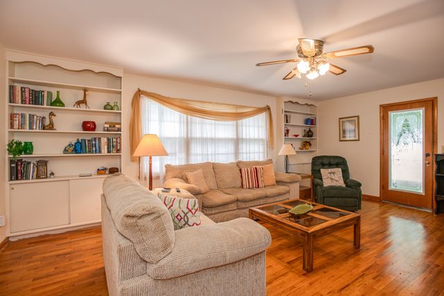 412 4th St, Lawrenceburg, TN 38464