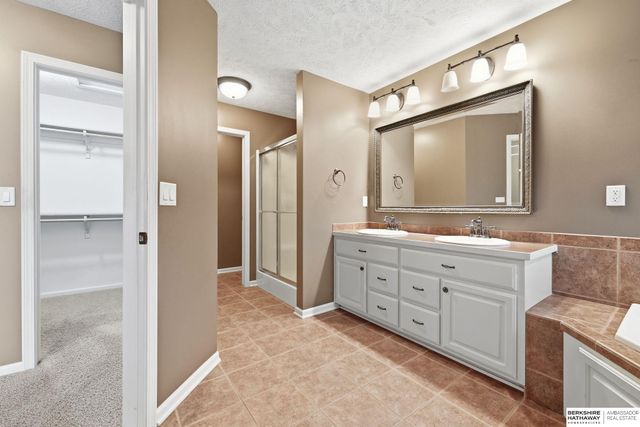 8333 Katrina Lane, Lincoln, NE 68512