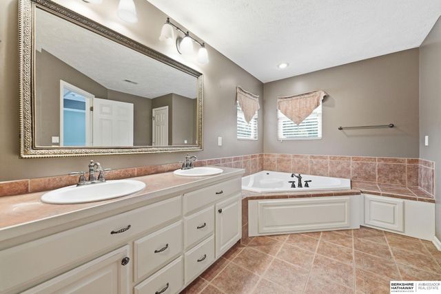 8333 Katrina Lane, Lincoln, NE 68512