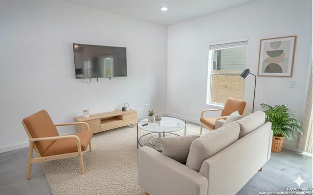 918 S Olive St 102, San Antonio, TX 78210