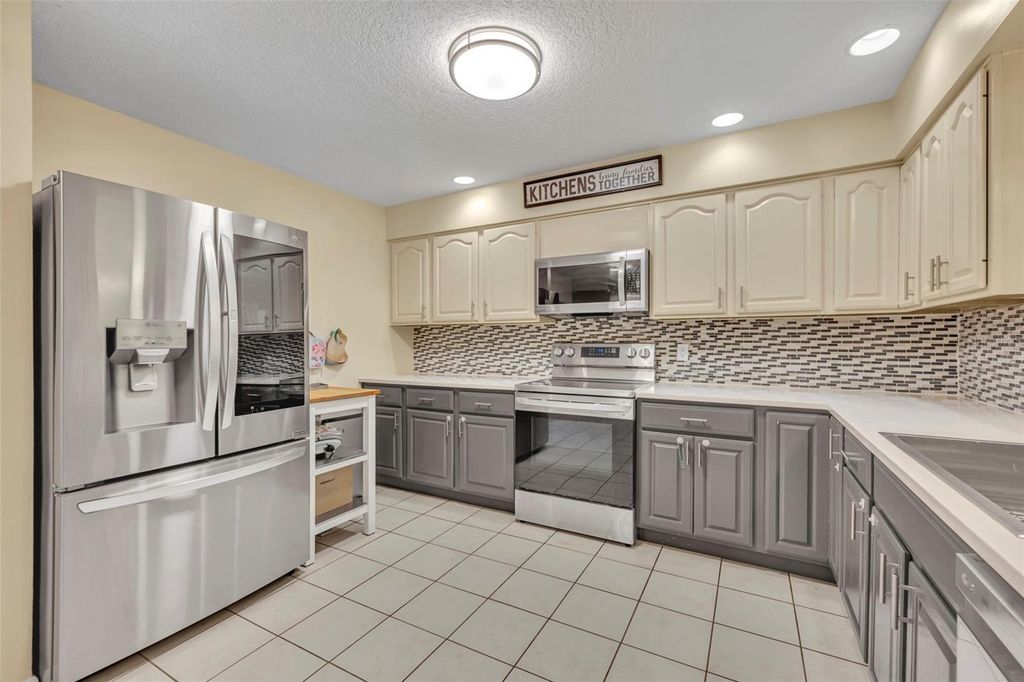 Image 11 of property listing at 111 DELLWOOD DRIVE, Longwood, FL 32750