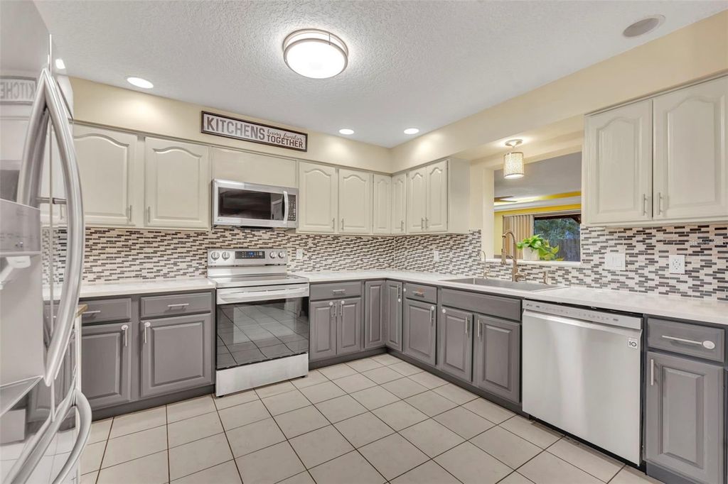 Image 12 of property listing at 111 DELLWOOD DRIVE, Longwood, FL 32750