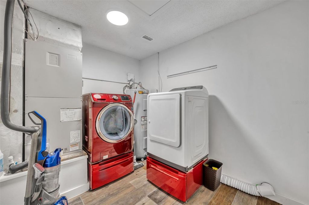 Image 31 of property listing at 111 DELLWOOD DRIVE, Longwood, FL 32750