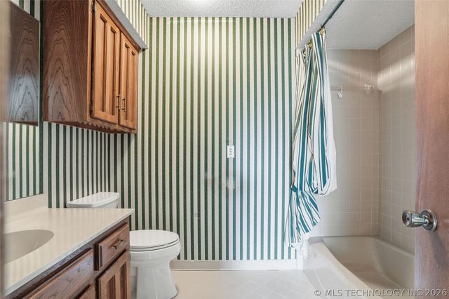 6212 S SANDUSKY Avenue, Tulsa, OK 74136