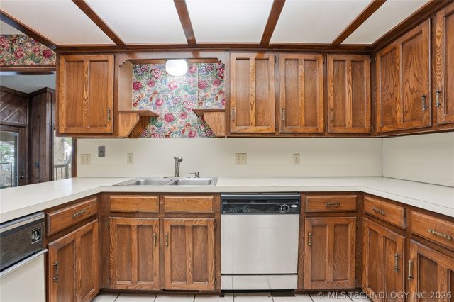 6212 S SANDUSKY Avenue, Tulsa, OK 74136