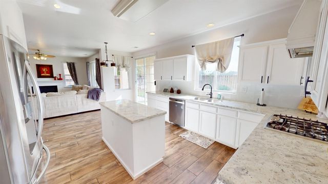 1051 N Coventry Avenue, Clovis, CA 93611