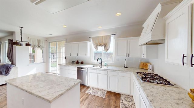 1051 N Coventry Avenue, Clovis, CA 93611