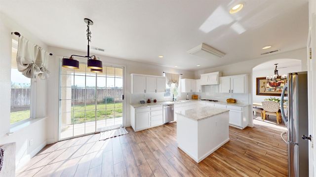 1051 N Coventry Avenue, Clovis, CA 93611