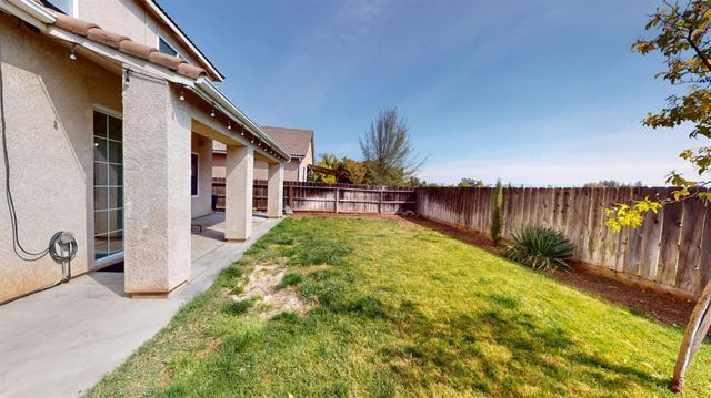 1051 N Coventry Avenue, Clovis, CA 93611