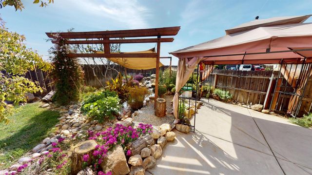 1051 N Coventry Avenue, Clovis, CA 93611