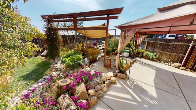 1051 N Coventry Avenue, Clovis, CA 93611