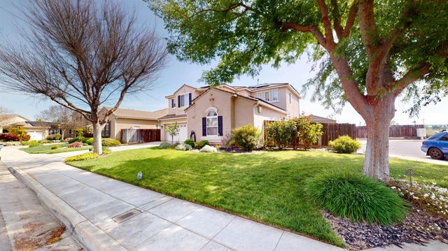 1051 N Coventry Avenue, Clovis, CA 93611