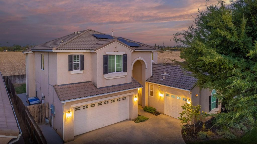 Image 1 of property listing at 1051 N Coventry Avenue, Clovis, CA 93611