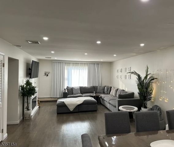 82 Cloverdale Rd, Clifton City, NJ 07013