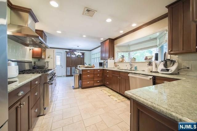 4 Mellon Lane, Tenafly, NJ 07670