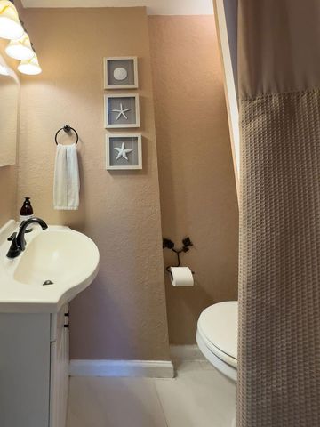 902 NE 34th Street, Oakland Park, FL 33334