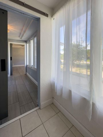 902 NE 34th Street, Oakland Park, FL 33334