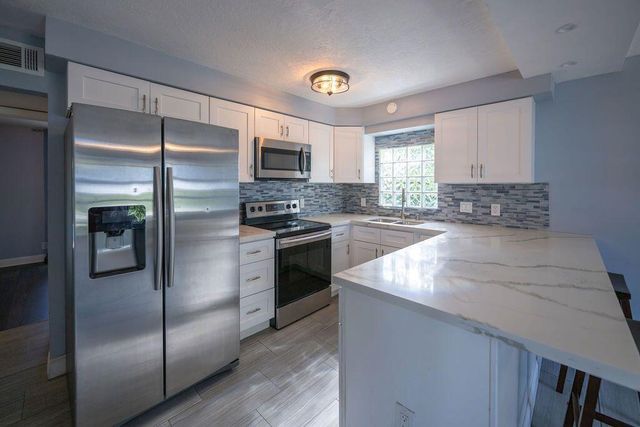 902 NE 34th Street, Oakland Park, FL 33334