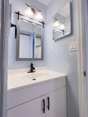 902 NE 34th Street, Oakland Park, FL 33334