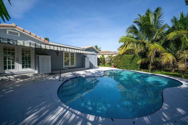 902 NE 34th Street, Oakland Park, FL 33334