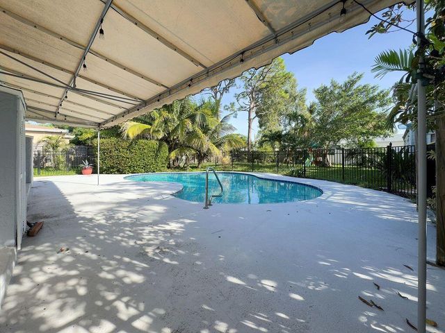 902 NE 34th Street, Oakland Park, FL 33334