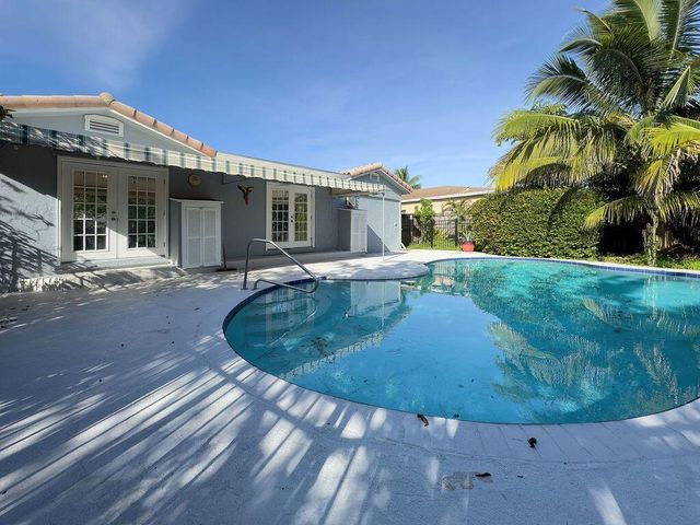 902 NE 34th Street, Oakland Park, FL 33334