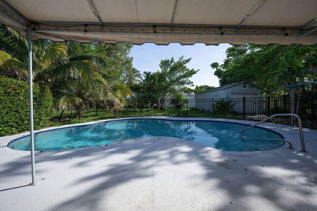 902 NE 34th Street, Oakland Park, FL 33334