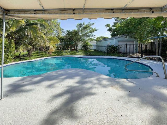 902 NE 34th Street, Oakland Park, FL 33334
