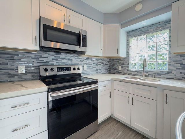 902 NE 34th Street, Oakland Park, FL 33334