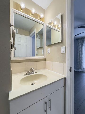 902 NE 34th Street, Oakland Park, FL 33334