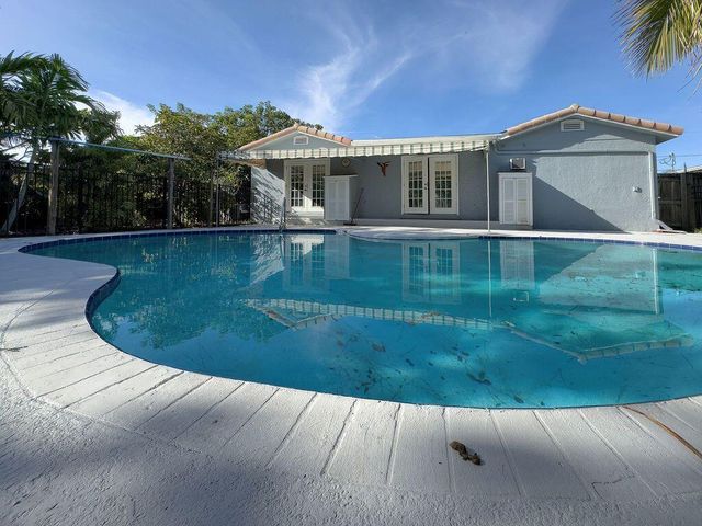 902 NE 34th Street, Oakland Park, FL 33334