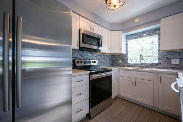 902 NE 34th Street, Oakland Park, FL 33334