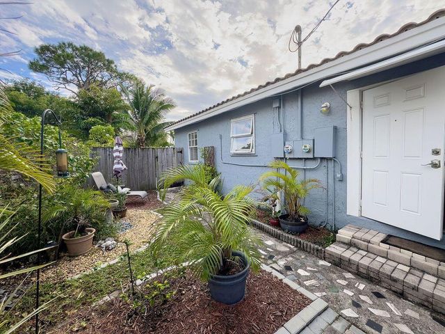 902 NE 34th Street, Oakland Park, FL 33334