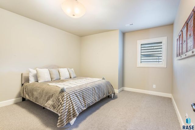 2508 W Sleigh Creek Cir Circle, Sioux Falls, SD 57108