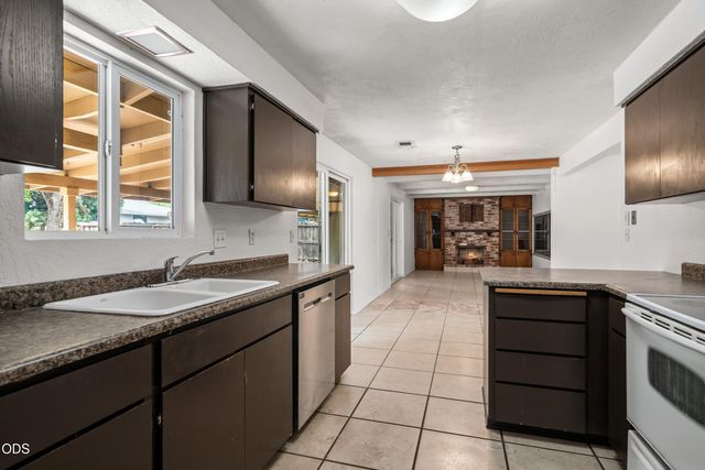 110 Victoria Way, Central Point, OR 97502